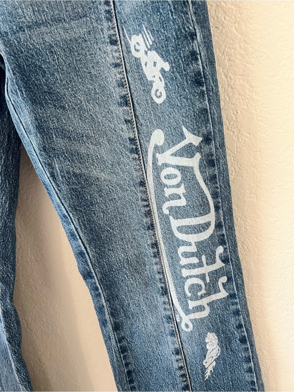 Von Dutch Y2K Seamed Bootcut Jeans NWT Sz 27 Logo Patch Graphic Low Rise - Picture 5 of 13